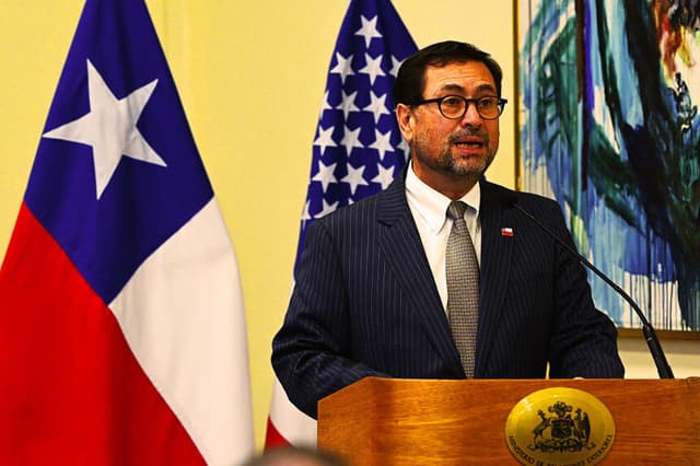 El ministro de Relaciones Exteriores de Chile, Francisco Pérez Mackenna, interviene durante la firma de acuerdos entre Chile y Estados Unidos sobre minería y seguridad, celebrada en Santiago el 20 de abril de 2026. (Foto de RODRIGO ARANGUA / AFP vía Getty Images)