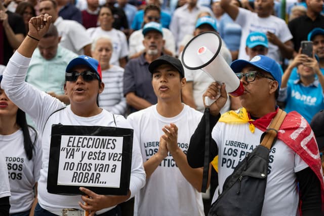 Personas participan en una actividad del partido Vente Venezuela (VV) este domingo, en Caracas (EFE/ Ronald Peña R)