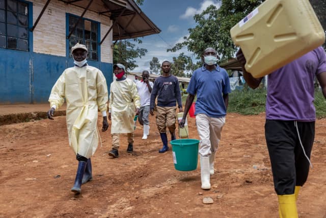 Personal de salud usa trajes de protección antes de enterrar a una persona sospechosa de haber muerto por ébola en Bunia, Congo, el 25 de mayo de 2026. (Glody Murhabazi/AFP vía Getty Images)