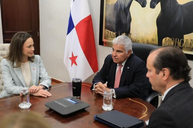 Fotografía cedida este 25 de mayo por la Presidencia de Panamá en la que aparecen el mandatario panameño José Raúl Mulino (c) junto a la líder opositora venezolana y Premio Nobel de la Paz 2025, María Corina Machado (i), durante una reunión, en Ciudad de Panamá, Panamá. (EFE/Presidencia de Panamá)