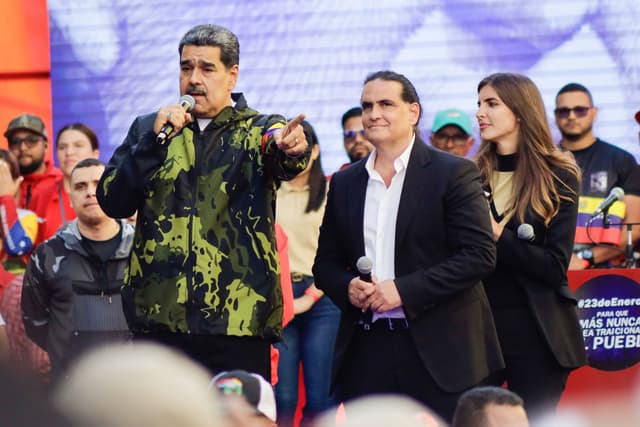 Nicolás Maduro, habla junto al entonces presidente del Centro Internacional de Inversiones Productivas de Venezuela, Alex Saab, durante una marcha por el 65.º aniversario del derrocamiento del dictador Marcos Pérez Jiménez el 23 de enero de 2024 en Caracas, Venezuela. (Javier Campos/Getty Images)