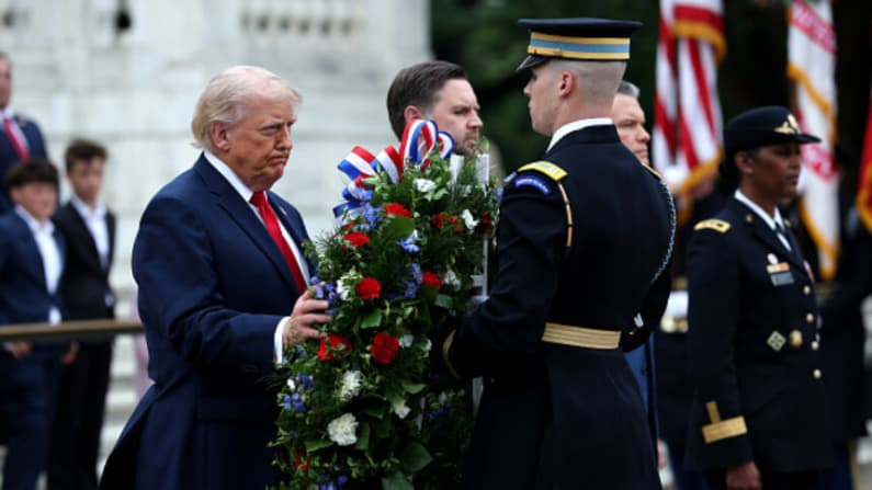 Trump honra a 13 militares de EE. UU. muertos en Irán durante acto del Día de los Caídos