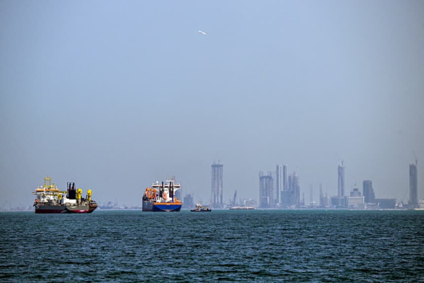 Buques comerciales aparecen frente a la costa de Dubái el 11 de marzo de 2026. Nuevos ataques alcanzaron a tres buques comerciales en el Golfo el 11 de marzo, con una de las embarcaciones envuelta en llamas, mientras Irán intensificaba su campaña contra sus vecinos exportadores de petróleo, amenazando la navegación en el estrecho de Ormuz y sumiendo a la economía energética mundial en una crisis. (AFP vía Getty Images).