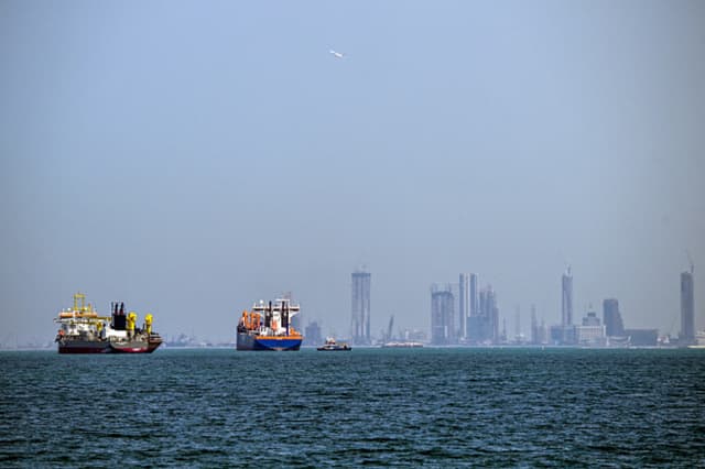 Buques comerciales aparecen frente a la costa de Dubái el 11 de marzo de 2026. Nuevos ataques alcanzaron a tres buques comerciales en el Golfo el 11 de marzo, con una de las embarcaciones envuelta en llamas, mientras Irán intensificaba su campaña contra sus vecinos exportadores de petróleo, amenazando la navegación en el estrecho de Ormuz y sumiendo a la economía energética mundial en una crisis. (AFP vía Getty Images).