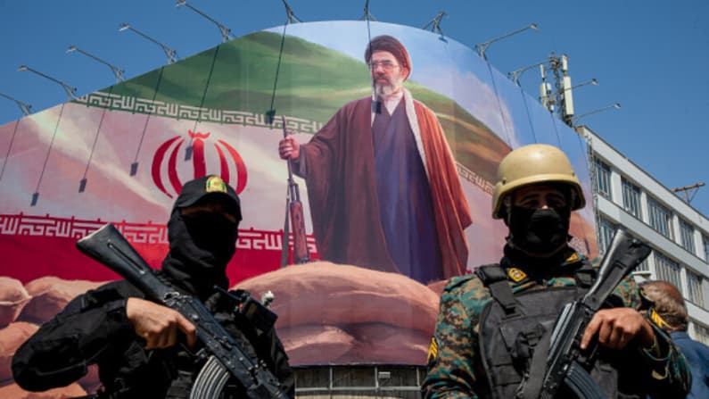 Líder iraní Jamenei lanza mensaje desafiante en medio de negociaciones en curso