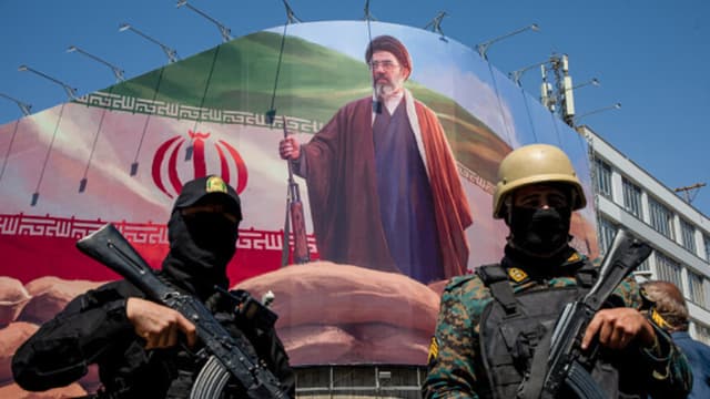 Líder iraní Jamenei lanza mensaje desafiante en medio de negociaciones en curso