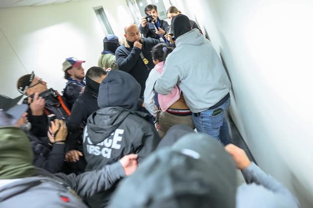 Agentes federales detienen a una mujer a la salida de una audiencia en la corte de inmigración del Edificio Federal Jacob K. Javits el 4 de marzo de 2026 en la ciudad de Nueva York.(Michael M. Santiago/Getty Images)