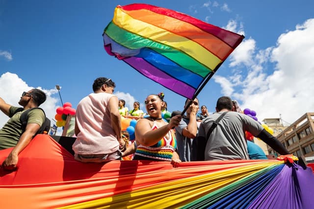 Personas participan en una marcha por el Día Internacional del Orgullo LGBTI. Imagen de archivo. (EFE/ Ronald Peña R)