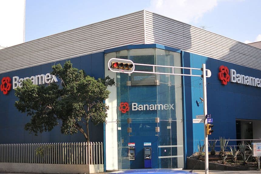 En la imagen, una sucursal de Banamex, el cuarto grupo financiero más grande de México, en la Ciudad de México, el 24 de septiembre de 2025. (VICTOR CRUZ/AFP vía Getty Images)