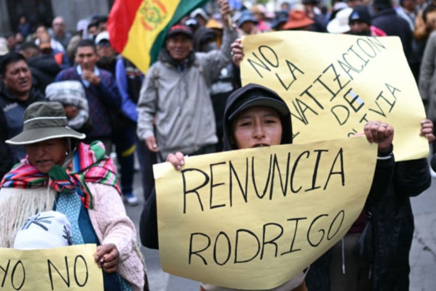 Un manifestante sostiene un cartel que dice renuncia Rodrigo durante una manifestación contra el presidente Rodrigo Paz en La Paz, el 25 de mayo de 2026. (MARVIN RECINOS / AFP vía Getty Images)
