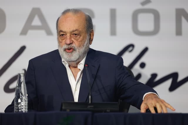 El magnate mexicano Carlos Slim Helú, habla durante una rueda de prensa este martes, en Ciudad de México. Slim, una de las personas ricas del mundo, anunció que su Grupo Carso invertirá en 2026 en México unos 5000 millones de dolares en diferentes proyectos estratégicos en energía e infraestructuras. (EFE/ Sáshenka Gutiérrez)