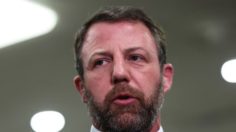 Mullin afirma que DHS planea frenar trámites migratorios en aeropuertos de ciudades santuario