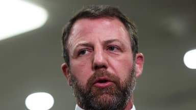 Mullin afirma que DHS planea frenar trámites migratorios en aeropuertos de ciudades santuario