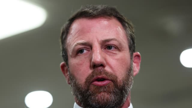 Mullin afirma que DHS planea frenar trámites migratorios en aeropuertos de ciudades santuario