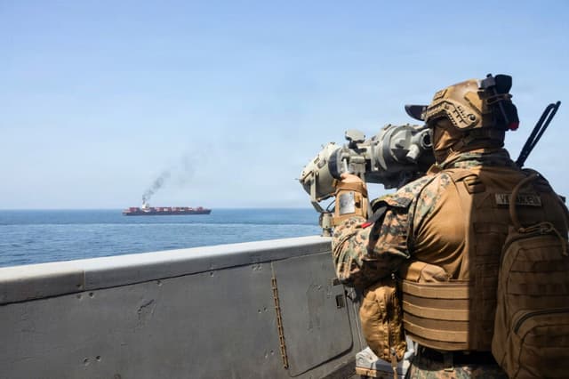 Las fuerzas estadounidenses patrullan el mar Arábigo, cerca del estrecho de Ormuz, el 20 de abril de 2026. (Armada de Estados Unidos a través de Getty Images)