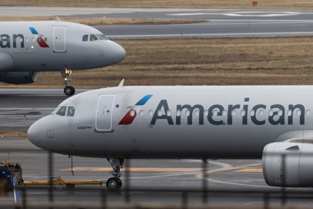 Un avión de American Airlines aterriza en el Aeropuerto Nacional Ronald Reagan de Washington, en las afueras de Washington, el 31 de enero de 2025. (Jeenah Moon/Reuters)