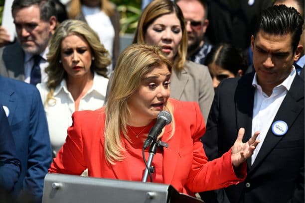 La gobernadora de Chihuahua, Maru Campos, acompañada por Jorge Romero, presidente del Partido Acción Nacional (PAN), habla durante una rueda de prensa frente a la Fiscalía General de la República en Ciudad de México el 27 de mayo de 2026. (Alfredo ESTRELLA / AFP vía Getty Images)