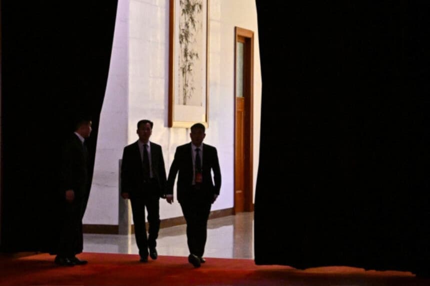 Funcionarios de seguridad caminan por un pasillo en el Gran Salón del Pueblo en medio de reuniones preparatorias para la tercera sesión del 14º Congreso Nacional del Pueblo (CNP) en Beijing, el 4 de marzo de 2025. (Pedro Pardo / AFP vía Getty Images).