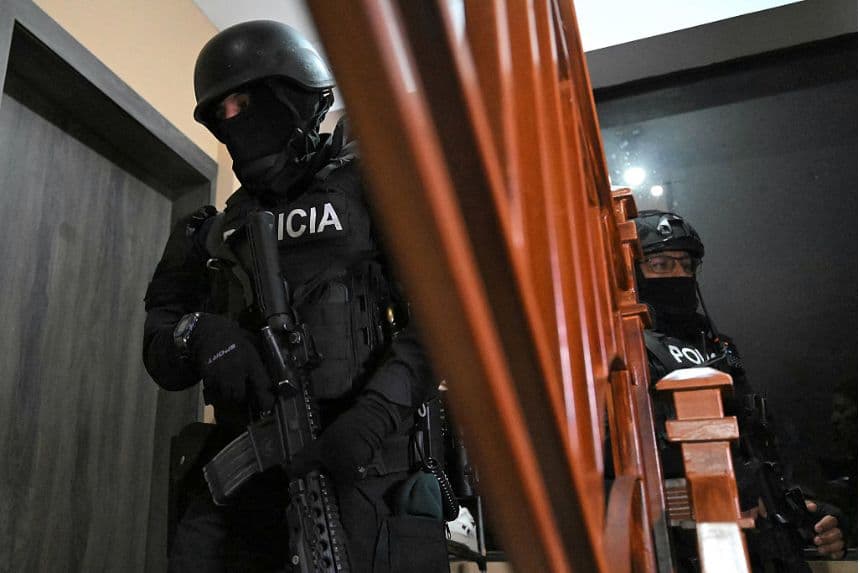 Agentes participan en una operación policial para detener a Eduardo Gómez, alias "Gordo Paul", llevada a cabo durante el toque de queda impuesto por el presidente Daniel Noboa para combatir el crimen organizado, en Quito en la madrugada del 14 de mayo de 2026. (AFP vía Getty Images)