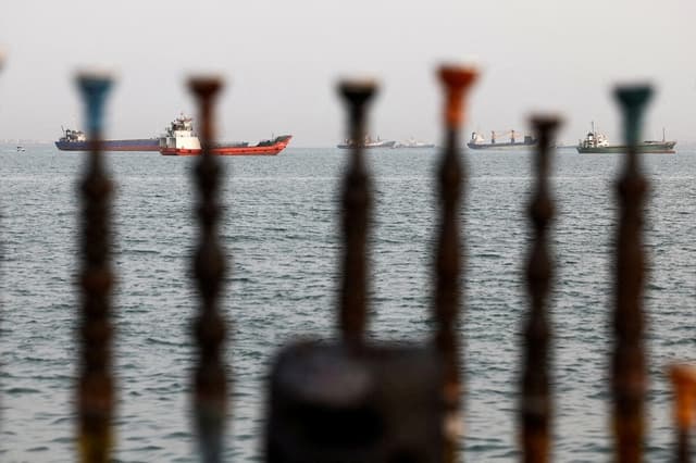 Se ven buques en el estrecho de Ormuz cerca de la playa de Bandar Abbas, Irán, el 22 de mayo de 2026. (Majid Asgaripour/WANA vía Reuters)