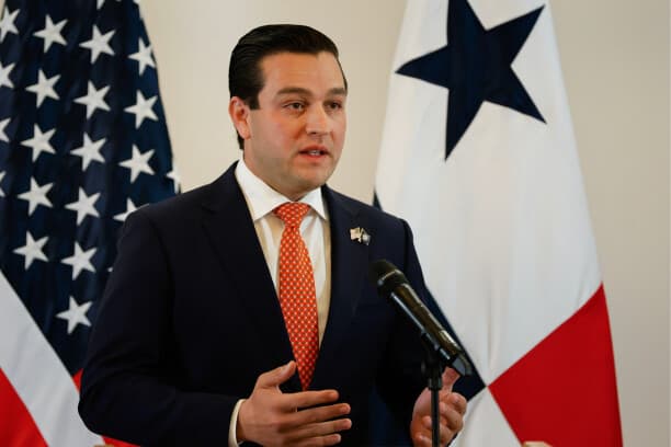 Fotografía de archivo del embajador de Estados Unidos en Panamá, Kevin Marino Cabrera, durante una rueda de prensa, en Ciudad de Panamá, Panamá. (EFE/Bienvenido Velasco)