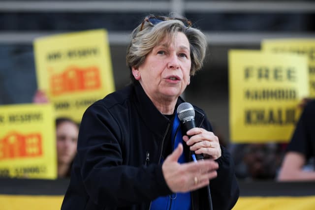 La presidenta de la Federación Estadounidense de Profesores, Randi Weingarten, habla durante una manifestación frente al Departamento de Educación para protestar contra los recortes presupuestarios en Washington el 13 de marzo de 2025. (Kayla Bartkowski/Getty Images)