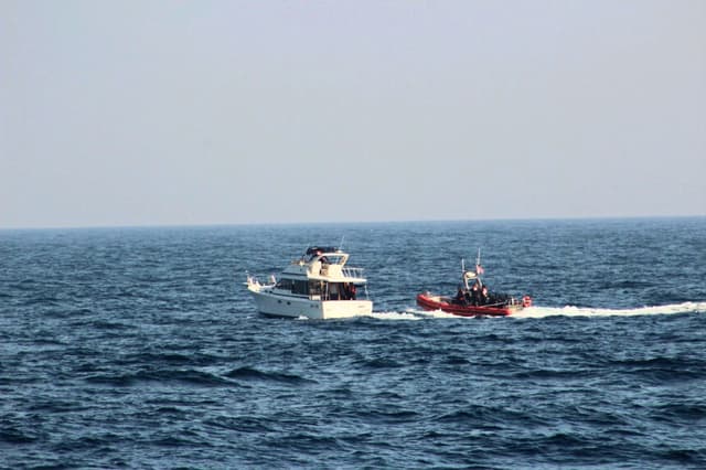 Un equipo de abordaje de la Guardia Costera, adscrito al buque de respuesta rápida de 47 metros USCGC John McCormick (WPC 1121), lleva a cabo el abordaje de una embarcación a unas 22 millas de la costa de Mission Bay, en San Diego, California, el 19 de mayo de 2026. (Cortesía de la USCG).