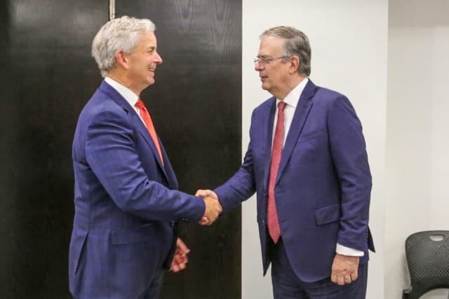 Secretario de Economía de México, Marcelo Ebrard (Dcha.) le da la mano al representante de la misión comercial de EE. UU. Jeffrey Goettman (Izq.), durante la primera ronda de conversaciones formales de la revisión del T-MEC. (Secretaría de Economía de México)