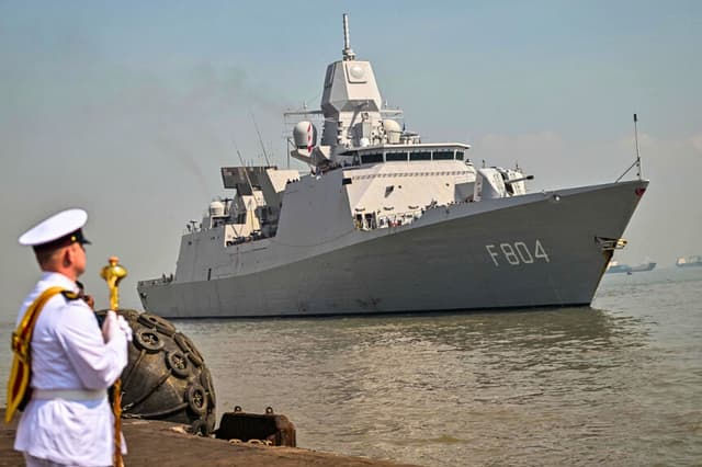 Un miembro de la Banda de Marines Holandesa espera la llegada de la fragata de la Marina Real de los Países Bajos HNLMS De Ruyter al puerto de Tanjung Perak en Surabaya, Indonesia, el 14 de mayo de 2026. (Juni Kriswanto / AFP vía Getty Image).