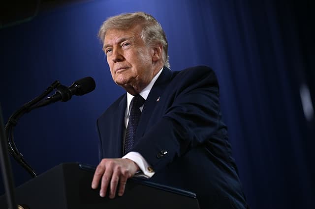 El presidente de EE. UU., Donald Trump, se dirige hacia el Jardín de las Rosas para asistir a una cena del "Rose Garden Club" en honor a la Semana de la Policía, celebrada en la Casa Blanca, en Washington D. C., el 11 de mayo de 2026. (Kent NISHIMURA / AFP vía Getty Images)