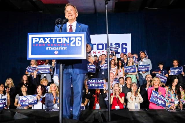 El fiscal general de Texas, Ken Paxton, habla en una fiesta de vigilancia de la noche electoral organizada por el Lone Star Liberty PAC en el Dallas/Plano Marriott en el Legacy Town Center de Plano, Texas, el 26 de mayo de 2026. Paxton derrotó al senador John Cornyn (R-TX) en una segunda vuelta de las primarias del Senado y se enfrentará al demócrata James Talarico en las elecciones generales de noviembre. (Stewart F. House/Getty Images).