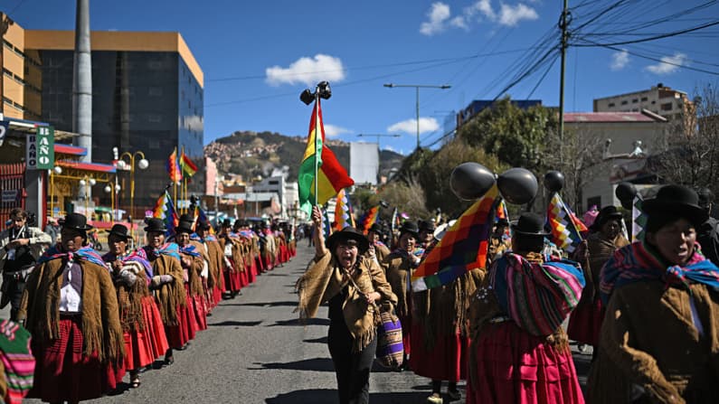 Manifestantes refuerzan bloqueos en el centro de Bolivia en apoyo al expresidente Evo Morales