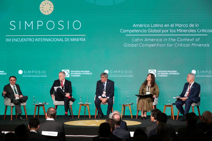 Desde la izquierda; el director ejecutivo de Plusmining, Juan Carlos Guajardo; el gerente general del Consejo Minero de Chile, Carlos Urenda; el presidente de la Cámara Argentina de Empresas Mineras, Roberto Cacciola; la ejecutiva de la Sociedad de Minería, Petróleo y Energía (SNMPE) de Perú, Angela Grossheim, y el director de Sostenibilidad de IBRAM de Brasil, Rinaldo Mancin, participan en el decimosexto Simposio Internacional de Minería de Perú este jueves, en Lima (Perú). Los líderes de los principales gremios mineros de Argentina, Brasil, Chile y Perú coincidieron en fomentar la asociatividad y avanzar de manera más ambiciosa de la mano de los gobiernos para aprovechar la oportunidades de los minerales críticos y la transición energética, con apertura tanto a China como a Estados Unidos. (EFE/ Paolo Aguilar)