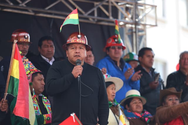 Fotografía de archivo, tomada el pasado 1 de mayo, en la que se captó al máximo dirigente de la Central Obrera de Bolivia (COB), Mario Argollo (4-i), durante un acto público por el Día Internacional del Trabajo, en El Alto, Bolivia. (EFE/Luis Gandarillas)