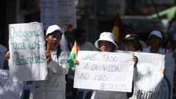 Personal médico marcha en Bolivia contra bloqueos que ponen vidas en riesgo