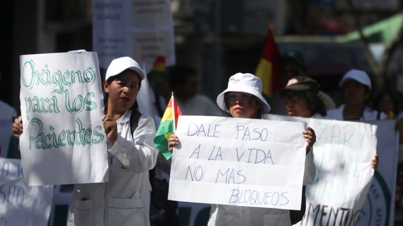 Personal médico marcha en Bolivia contra bloqueos que ponen vidas en riesgo