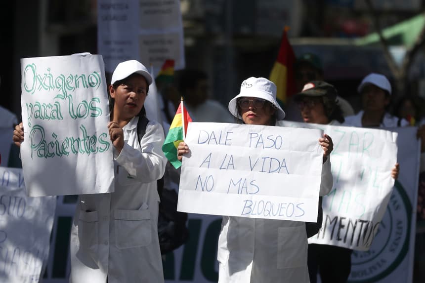 Personal médico marcha en Bolivia contra bloqueos que ponen vidas en riesgo