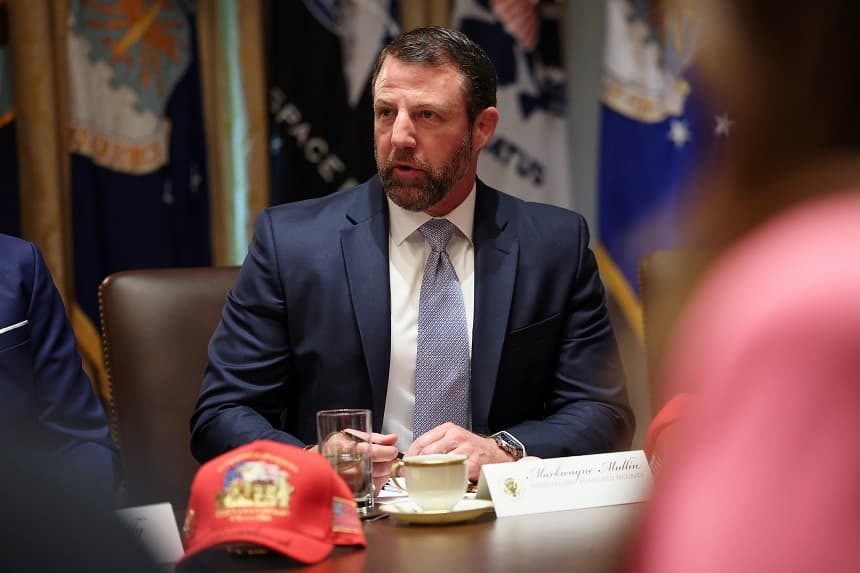 El secretario de Seguridad Nacional de EE. UU., Markwayne Mullin, interviene durante una reunión del Gabinete en la Sala del Gabinete de la Casa Blanca el 27 de mayo de 2026 en Washington, DC. (Win McNamee/Getty Images)