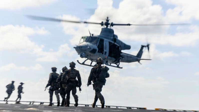 1300 marines y marineros de EE. UU. más se unen al despliegue caribeño mientras aumenta presión sobre Cuba