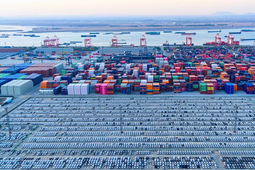 Vista aérea de los vehículos que esperan su exportación en un puerto de Nanjing, provincia de Jiangsu, China, el 9 de diciembre de 2025. (AFP vía Getty Images).