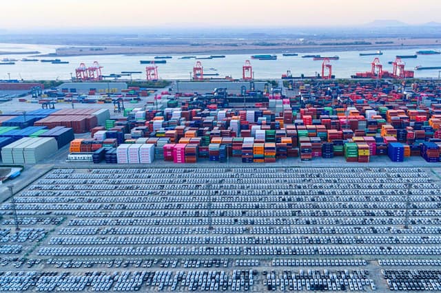 Vista aérea de los vehículos que esperan su exportación en un puerto de Nanjing, provincia de Jiangsu, China, el 9 de diciembre de 2025. (AFP vía Getty Images).