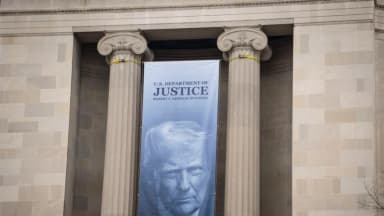 Jueza investiga presunto engaño en el millonario acuerdo de Trump con el IRS