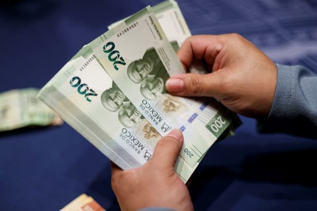 Una mujer cuenta billetes de 200 pesos en Ciudad de México, México. Imagen de archivo. (EFE/ José Méndez)