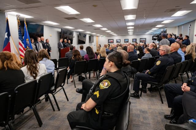 Funcionarios del FBI y otras agencias policiales de Texas anunciaron el arresto de 244 sospechosos y el rescate de 109 niños en la Operación Escudo Soteria durante una conferencia de prensa en Dallas el 10 de junio de 2025. (FBI Dallas vía X).