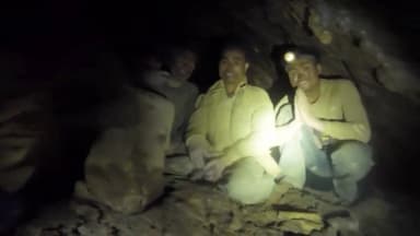 Rescatan al primero con vida de cueva inundada de Laos después de una semana atrapados