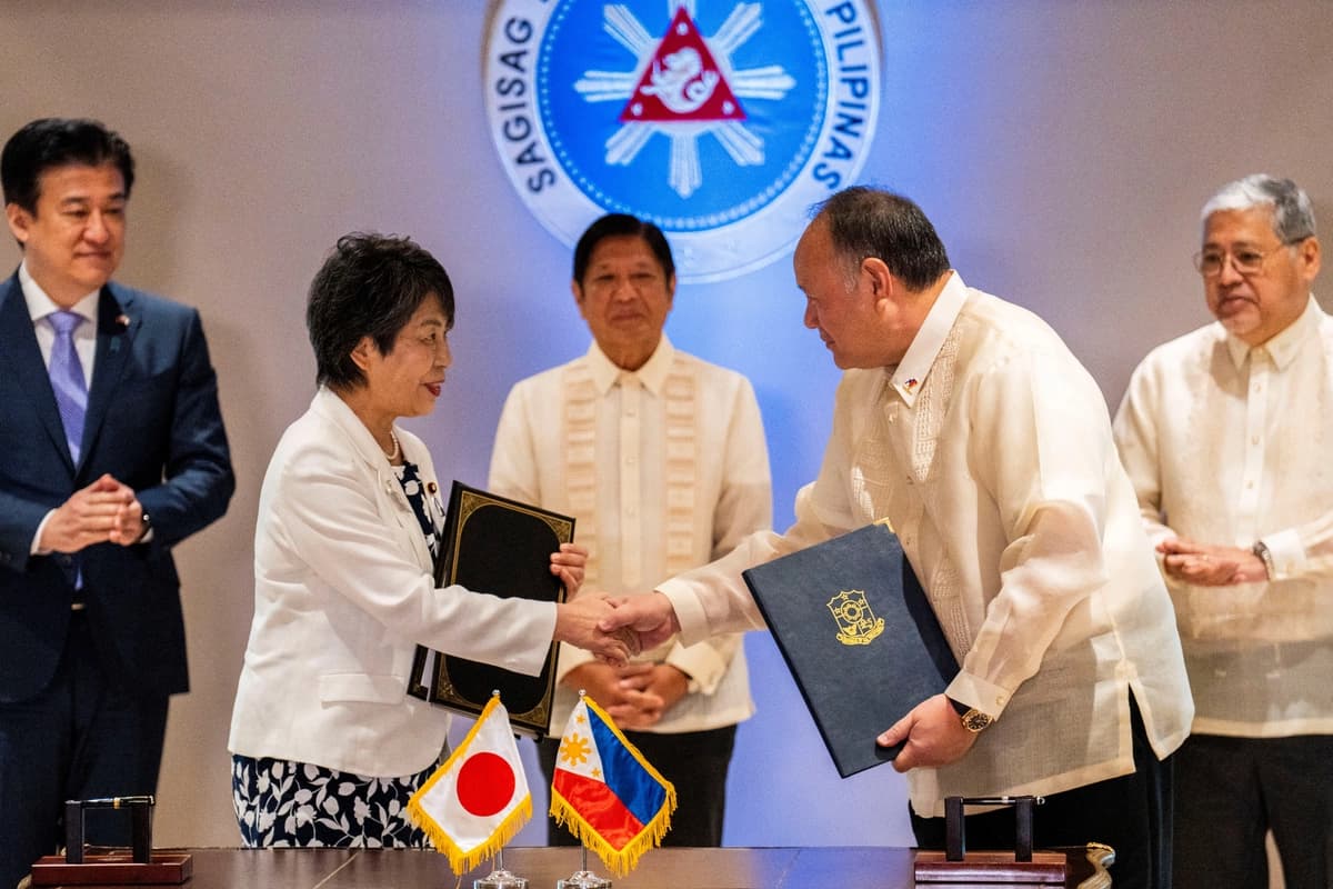 La ministra de Asuntos Exteriores de Japón, Yoko Kamikawa, y el ministro de Defensa de Filipinas, Gilberto Teodoro, en la firma del acuerdo de acceso recíproco en el Palacio de Malacañang en Manila, Filipinas el 8 de julio de 2024. (Lisa Marie David/Reuters)