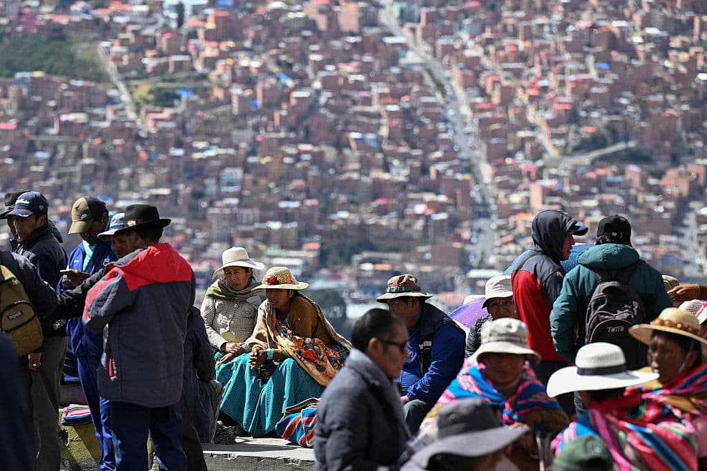 Manifestantes antigubernamentales mantienen un bloqueo vial en una de las principales carreteras que conducen a la ciudad de La Paz, en El Alto, Bolivia, el 29 de mayo de 2026. Los manifestantes, que exigían la renuncia del presidente boliviano Rodrigo Paz, rechazaron los nuevos llamados del gobierno al diálogo e intensificaron los bloqueos que han asediado la capital política del país durante un mes, según observó AFP. (Foto de Marvin RECINOS / AFP vía Getty Images)
