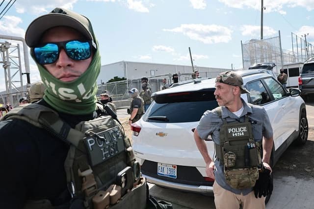 Agentes de Investigaciones de Seguridad Nacional (HSI) intentan desalojar a los manifestantes del Delaney Hall, que se utiliza como centro de detención del Servicio de Inmigración y Control de Aduanas en Newark, Nueva Jersey, el 29 de mayo de 2026. (Michael M. Santiago/Getty Images)
