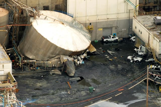 Un tanque químico tras su ruptura en la planta de pulpa y papel de Nippon Dynawave Packaging en Longview, Washington, el 26 de mayo de 2026. (David Ryder/Reuters)