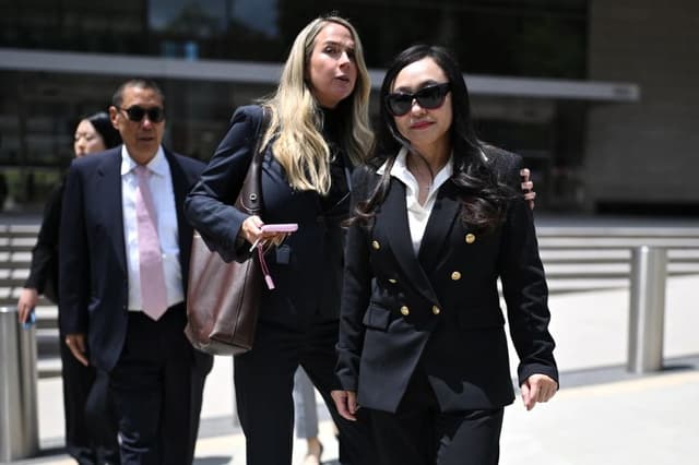 Eileen Wang (Dcha.), exalcaldesa de Arcadia, California, sale de la corte federal tras declararse culpable de los cargos de actuar como agente ilegal del régimen chino, en Los Ángeles, el 29 de mayo de 2026. (William Liang/AP)